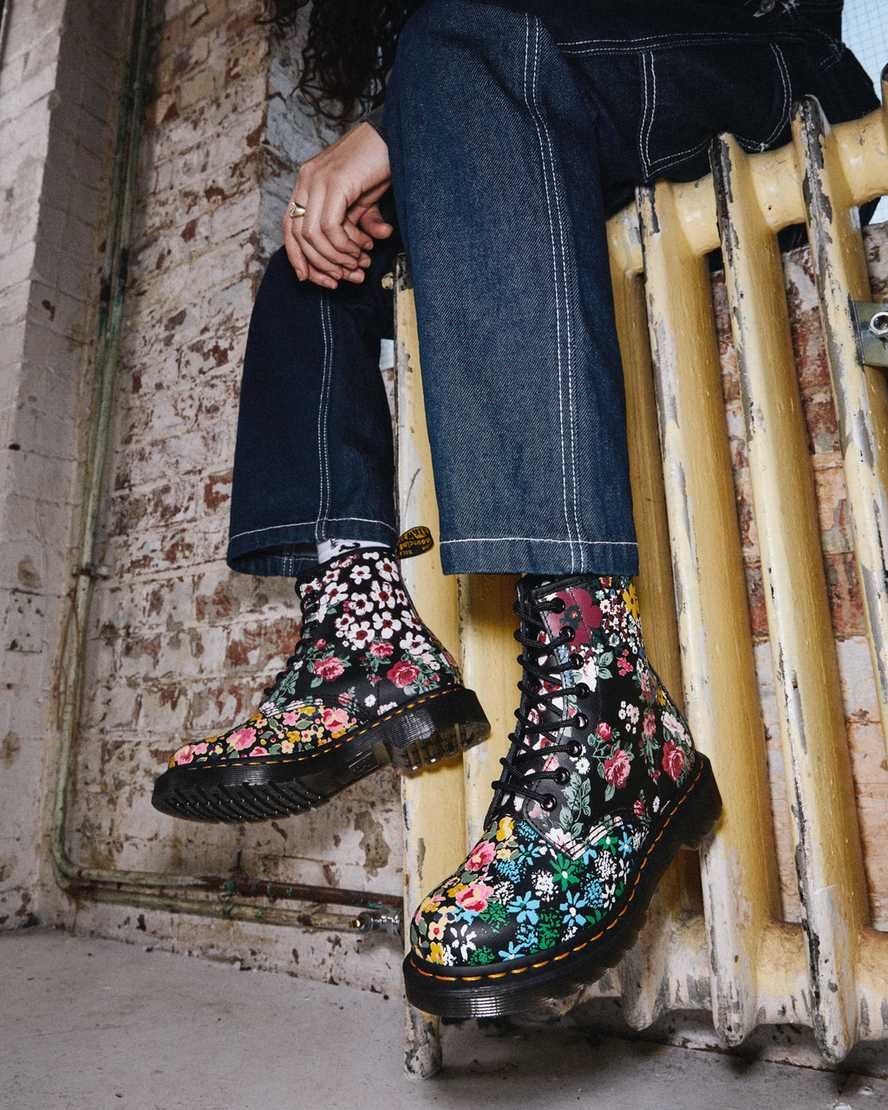 White Floral Mash Up Backhand Women's Dr Martens 1460 Pascal Floral Mash Up Leather Ankle Boots | 245803-GBH